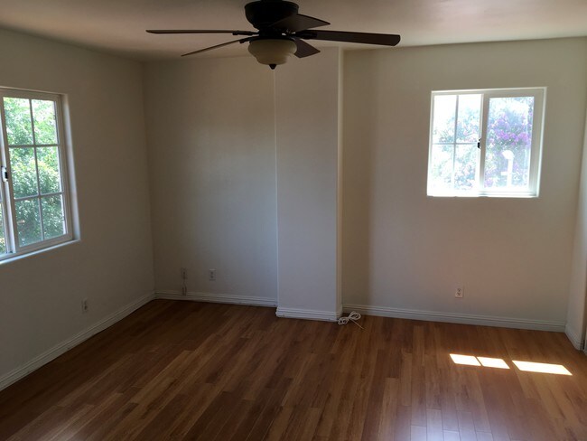 Building Photo - 923 Royal Oaks Dr