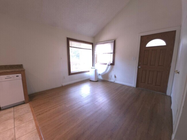 Building Photo - 943 Broadway