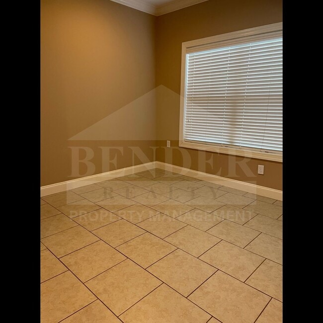 Building Photo - BEAUTIFUL TOWNHOME IN THE CITY