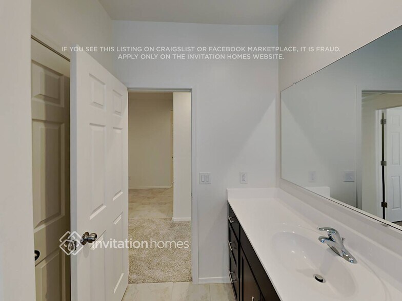 Building Photo - 18099 N Lakeside Ct