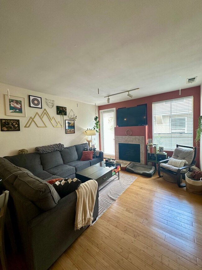 Building Photo - Light and Bright North Park 2 Bedroom Condo