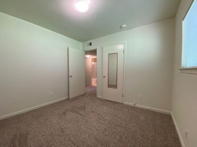 Building Photo - Great 3 bedroom 1 bathroom Duplex in Sacra...