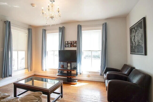 Building Photo - "Charming 2-Bed Oasis in San Marcos - Cozy 825 Sq Ft Home on Lindsey St!"