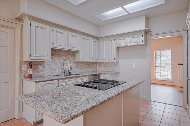 Building Photo - 2727 Raintree Dr