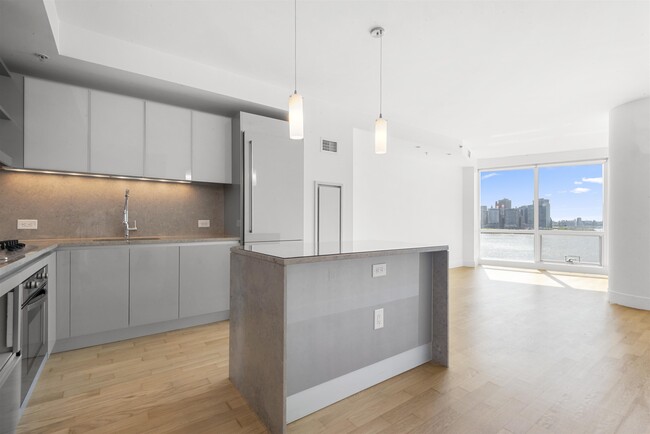 Primary Photo - 77 Hudson St