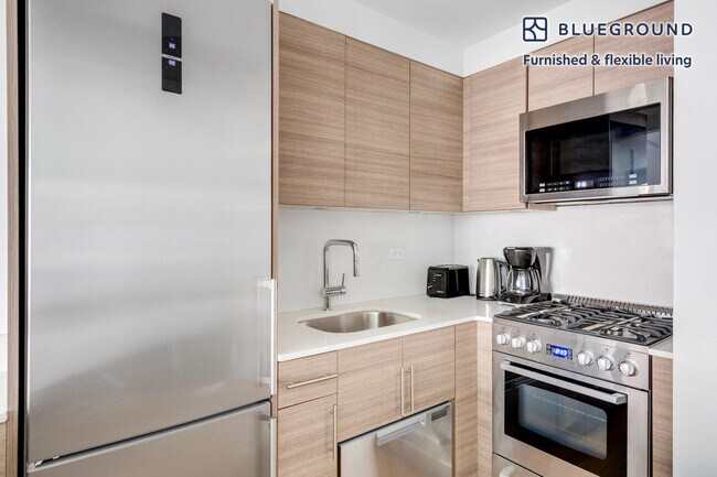 Building Photo - 340 E 51st St