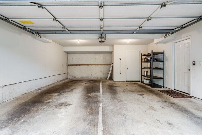 Building Photo - RENOVATED 3 BED, 3 BATH KIRKLAND TOWNHOME W GARAGE & EASY COMMUTE!