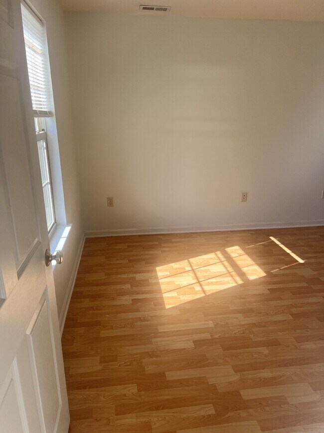 Building Photo - Charming 3-Bedroom End Unit Townhouse in B...