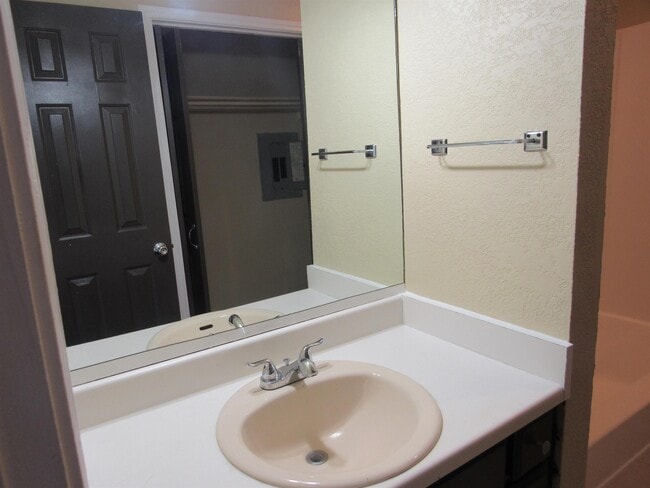 Building Photo - 104 Belaire Dr