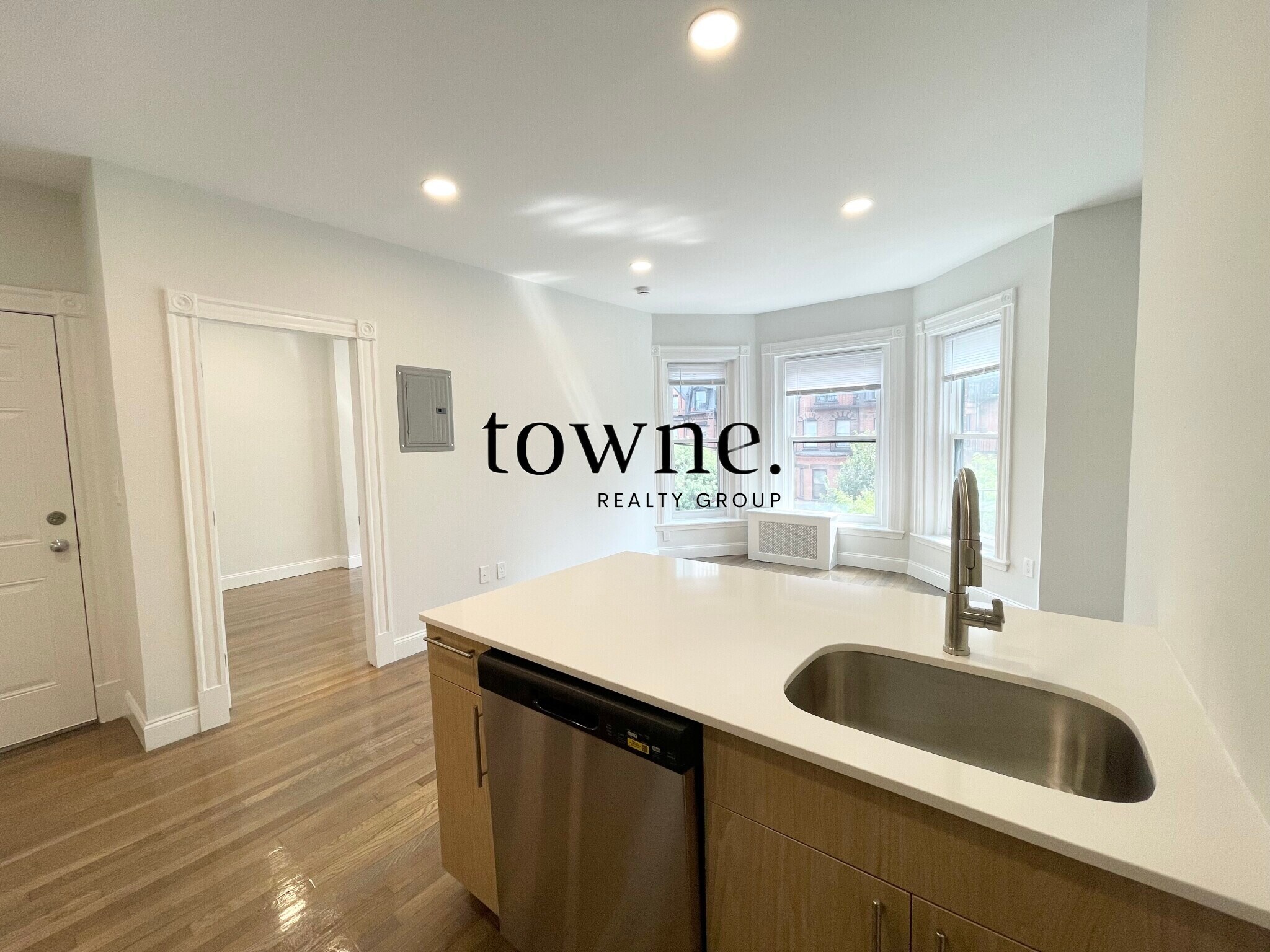 Building Photo - 215 Newbury St