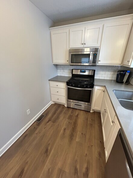 Building Photo - 950 29th Ave NE