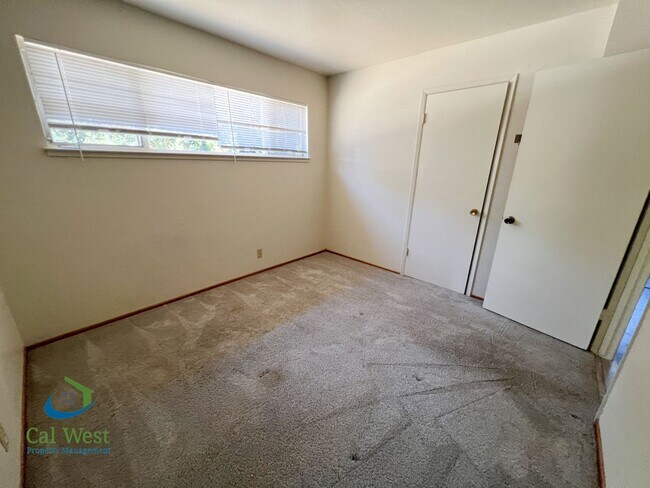 Building Photo - 10600 E Estates Dr