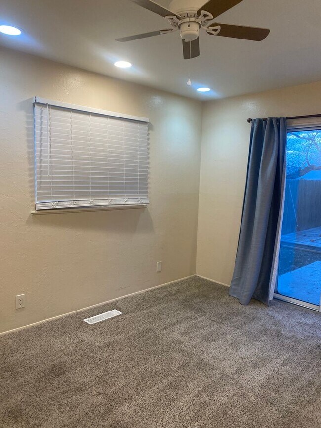 Building Photo - Beautiful 3bd home in NE Heights