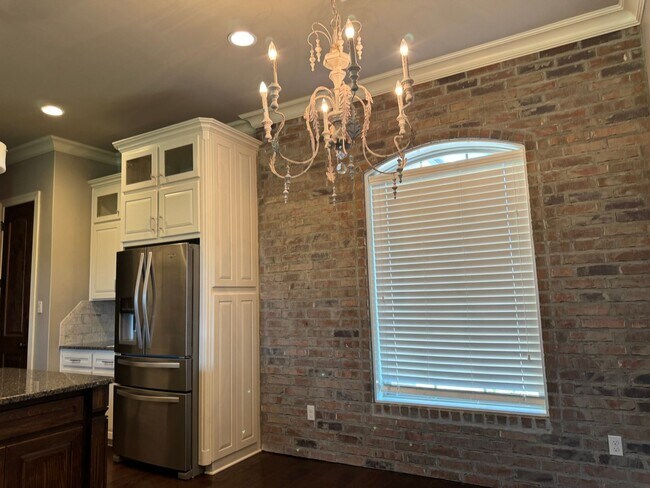 Building Photo - Gated community with community POOL!!!!