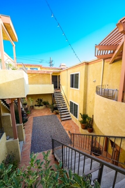 Building Photo - 2319 Curlew St