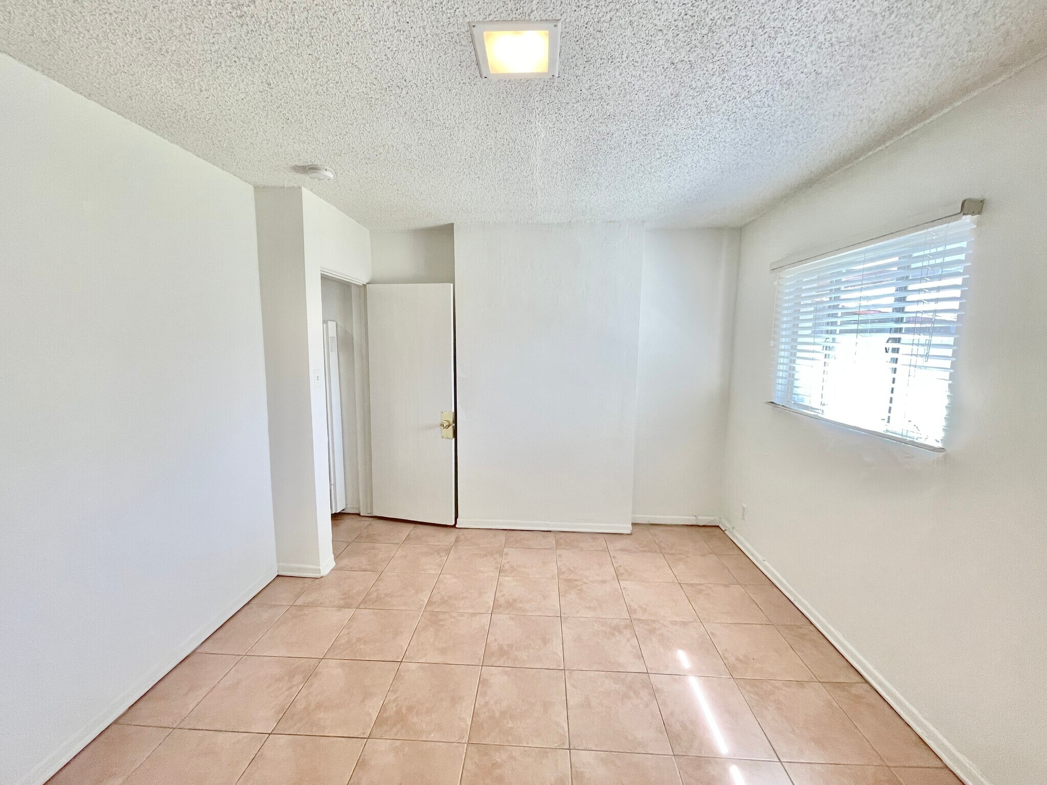 Building Photo - 11238 Oxnard St