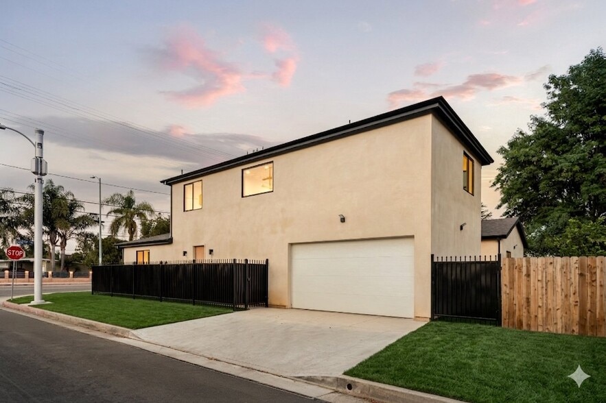 Building Photo - 17852 Saticoy St