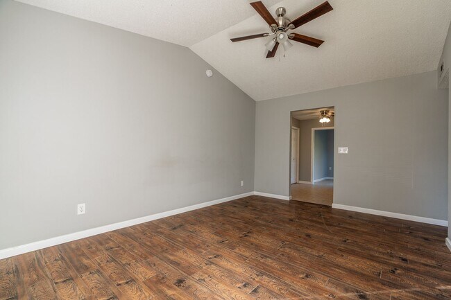 Building Photo - UPDATED 4-bedroom 3 bath Home in Fayetteville!!