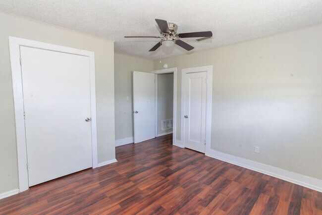 Building Photo - 701 E 14th St