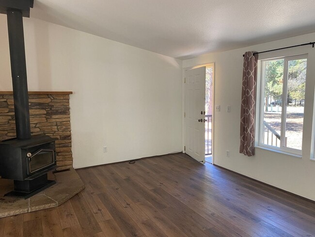 Building Photo - ? Cozy Charm on Almost an Acre in La Pine ?