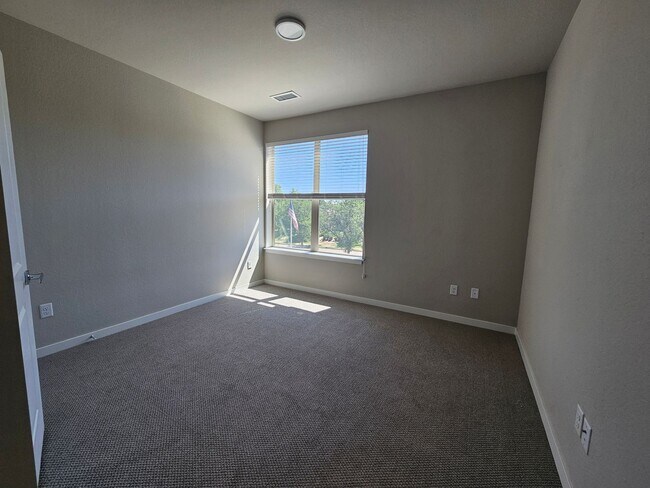 Building Photo - Gorgeous and Bright 2 Bed 2 Bath Large 3rd...