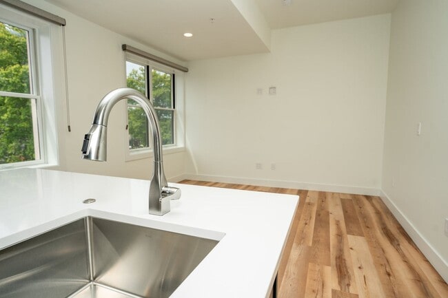 Building Photo - 102 W 6th St