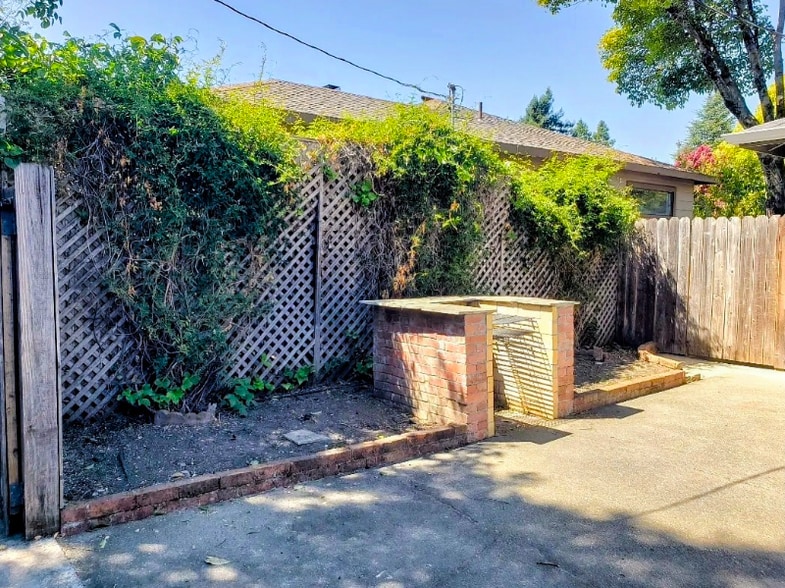 Building Photo - 2732 Village Side Dr