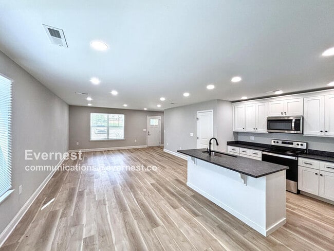Building Photo - Charming 3-Bedroom Home in a Convenient Lo...