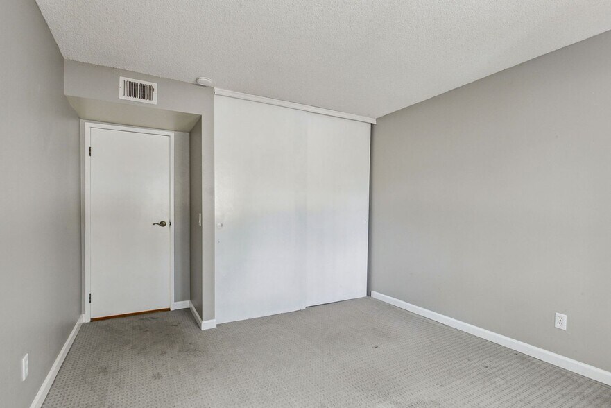 Building Photo - 8555 Fairmount Dr