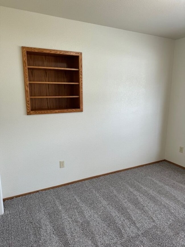 Building Photo - 3 Bedroom In Shasta View Neighborhood with...