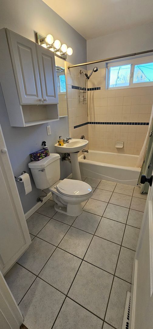 Building Photo - For Rent 2 Bedroom 1 Bathroom 1 Car Garage