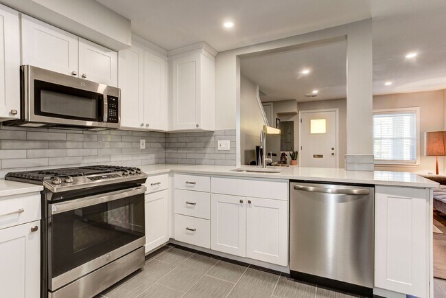 Building Photo - Trinidad Rowhome | 2 Bed | 1 Bath | 800 Sf | Large Fenced-In Front Porch & Fenced-in Backyard | 2...