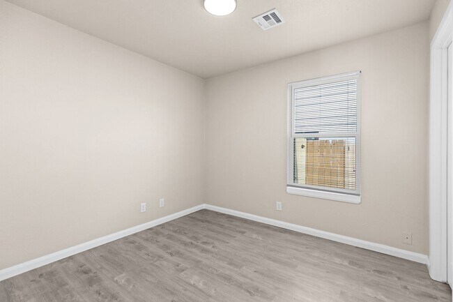 Building Photo - Fully Renovated 3 Bedroom Duplex in the heart of Broken Arrow