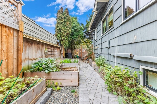 Building Photo - 4Bd/3Ba Seattle House