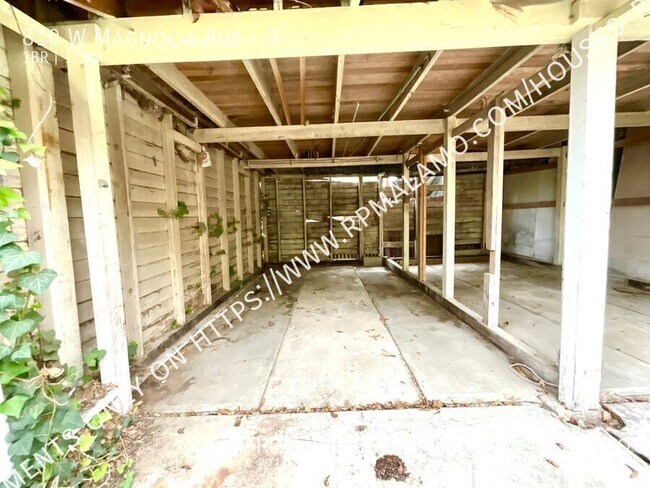Building Photo - 810 W Magnolia Ave