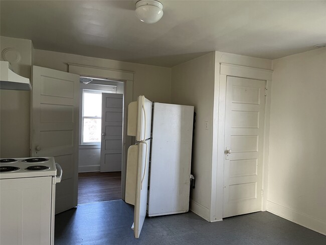 Building Photo - 124 Squires Ave