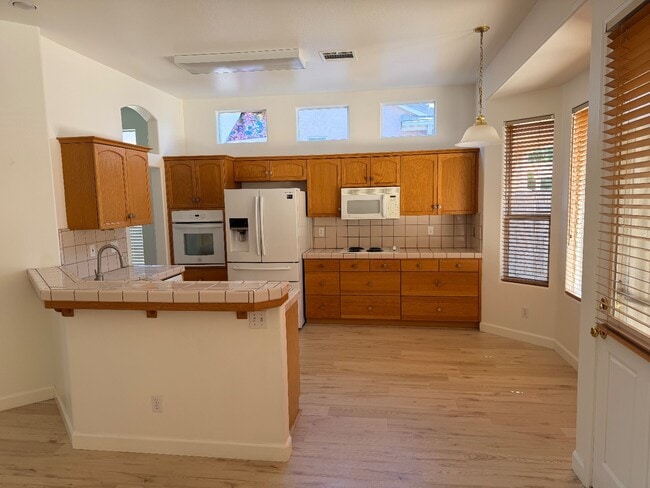 Building Photo - 6200 N Stockdale Dr