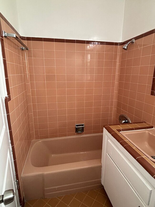 Building Photo - 1 Bedroom available now!