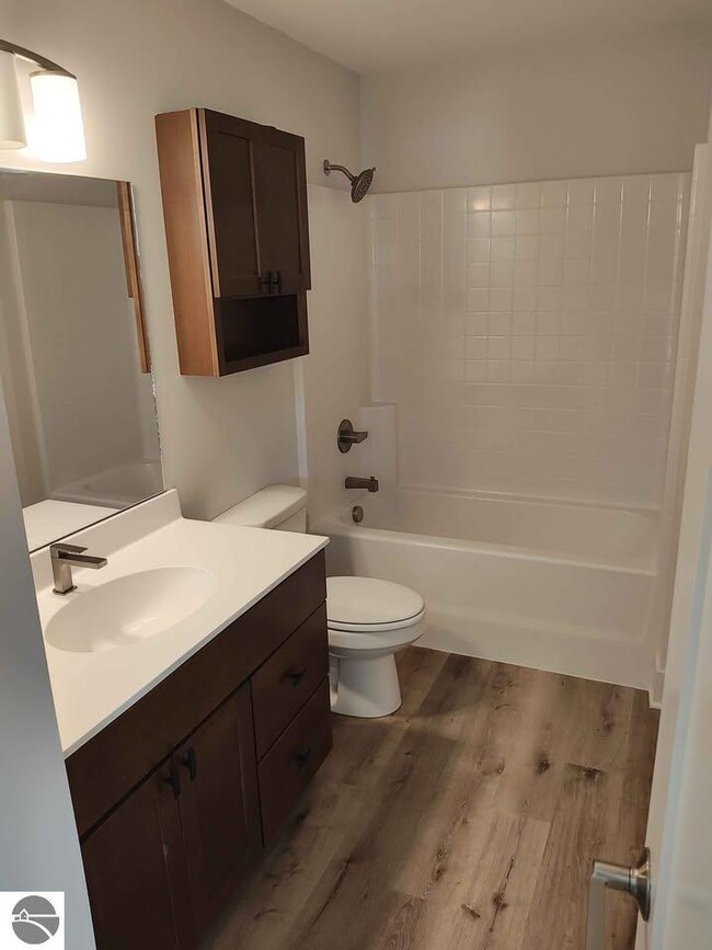 Building Photo - 1542 Simsbury St