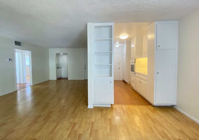 Building Photo - 319 S Clark Dr