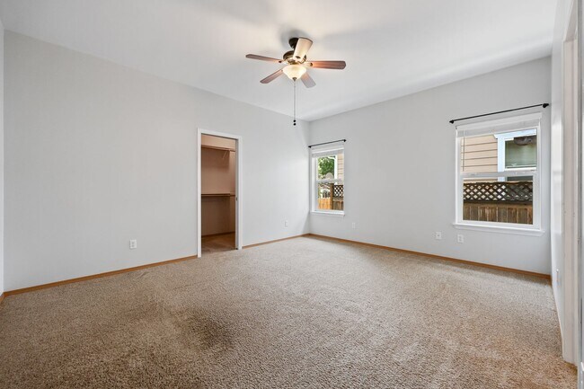 Building Photo - MOVE IN READY! 2 bed, 2 bath townhouse. No...