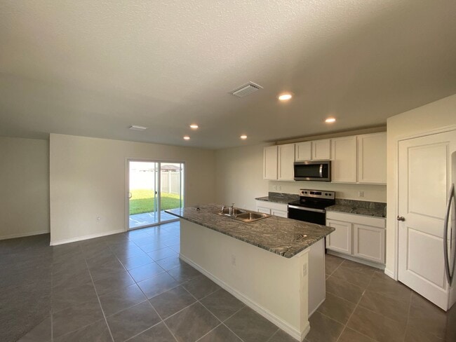 Building Photo - Avalon Woods 4/3/2 ***WON'T LAST***