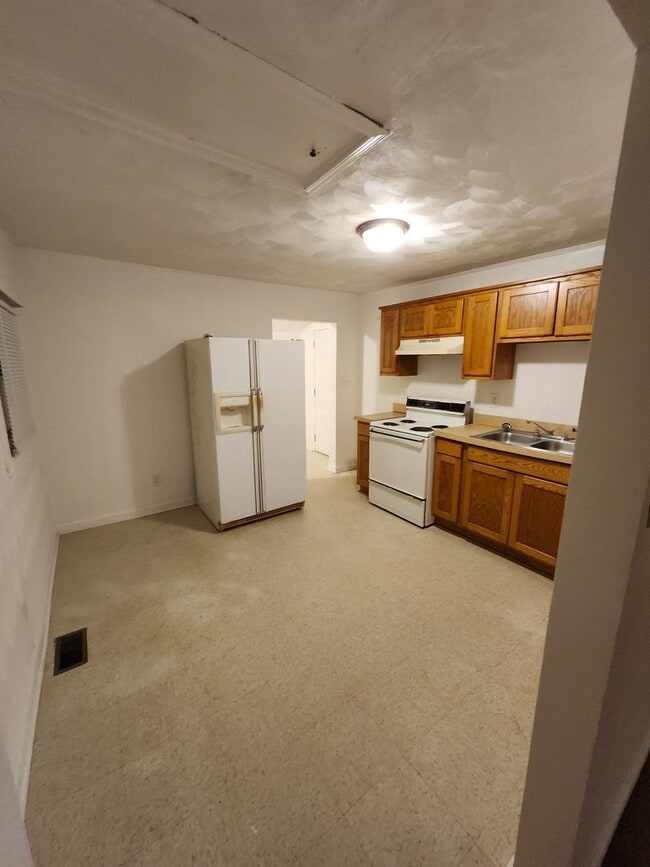 Building Photo - 2 Bedroom 1 Bathroom Single Family home