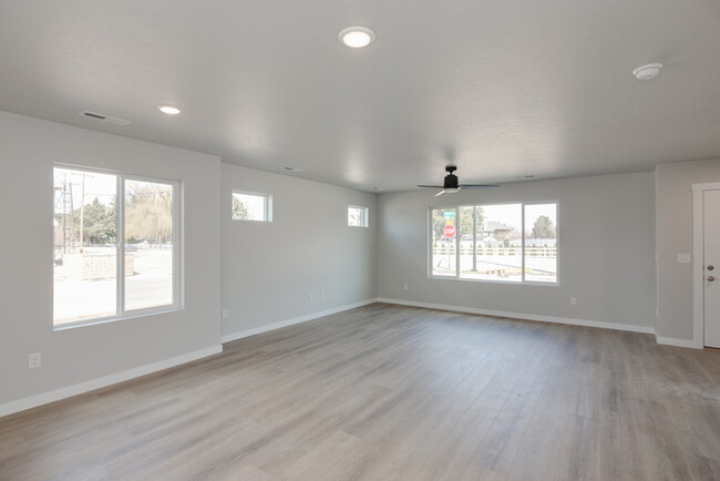Building Photo - Brand New Townhome!