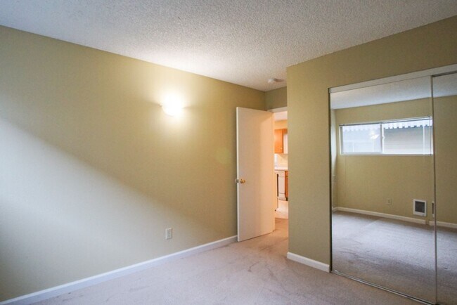 Building Photo - Close-in SE: Garden Level 1 Bdr w/ DW, Pri...