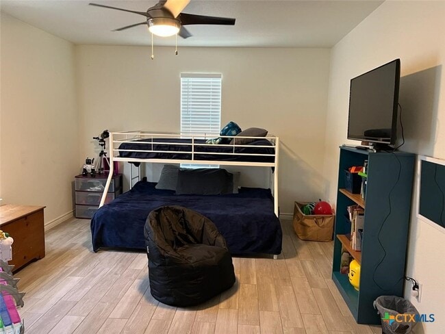 Building Photo - 907 E 3rd St