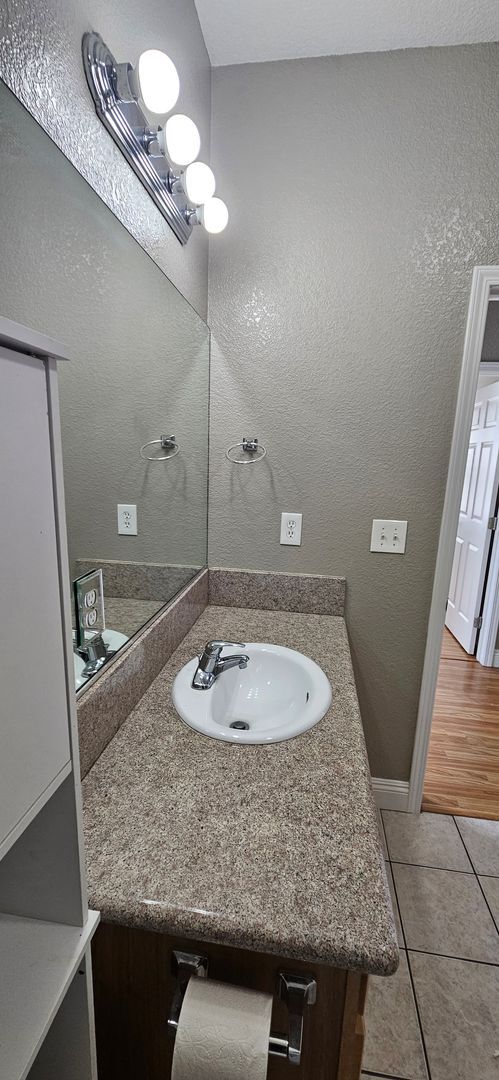 Building Photo - G Street 6 Plex