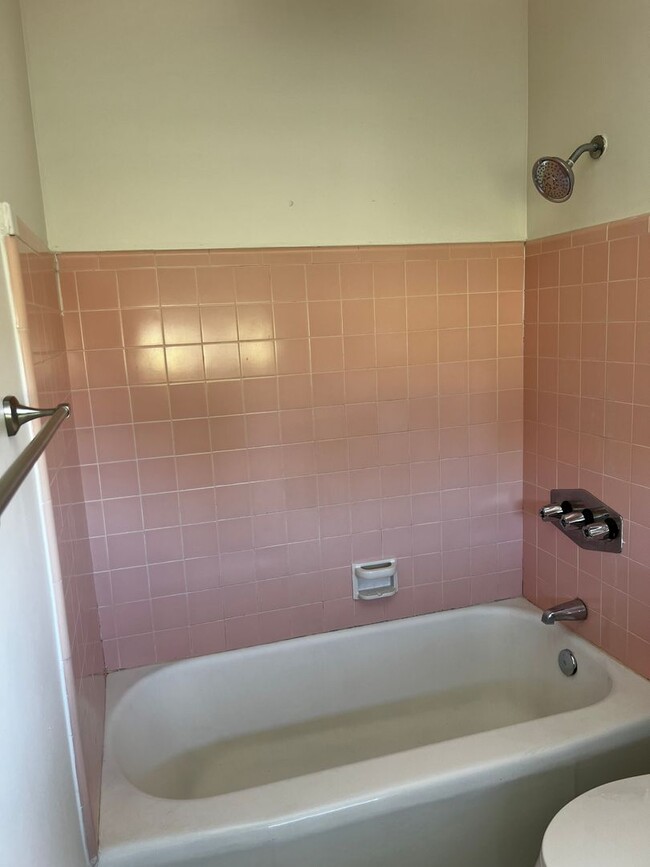 Building Photo - 1 Bedroom 1 Bath Completely Remodeled Apar...