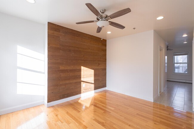 Building Photo - 14 Coles St