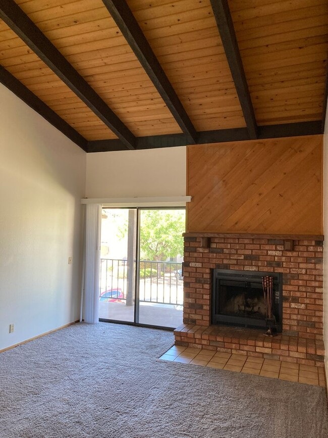 Building Photo - Gorgeous 2B/2B condo with Red Rock views, ...